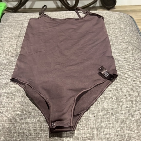 Skims Essential Cami Bodysuit - Picture 5 of 6